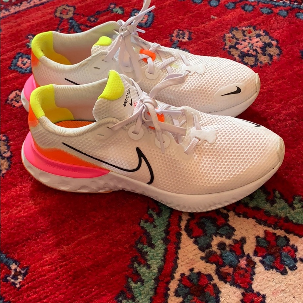 Tennis shoes